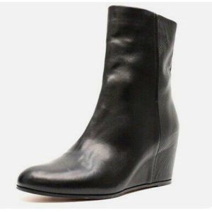 Womens VINCE " MICHELA " stylish black leather wedged boots shoes sz. 7.5